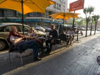 In Bilbao kann man fast an jeder Ecker etwas trinken, ein paar Hocker ein paar Tischchen und immer gut besucht. Das Leben findet auf der Strasse statt.